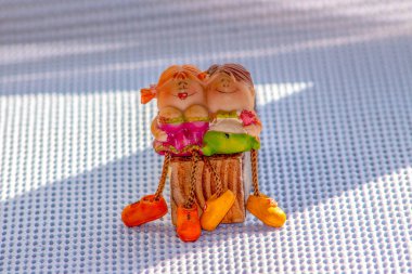 Oyuncak bir erkek ve kız heykeli.