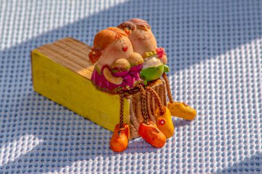 Oyuncak bir erkek ve kız heykeli.