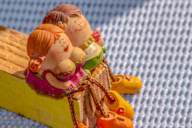 Oyuncak bir erkek ve kız heykeli.