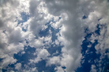 Mavi gökyüzü ve beyaz sonbahar bulutları