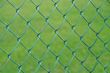 Futbol sahasında yeşil metal ağ ve çimen