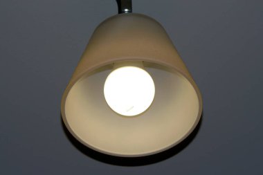 Odadaki tavanda şarap kadehi olan lamba.