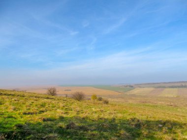 Balmumu dağından güzel bir manzara. Tarla ve çimenler