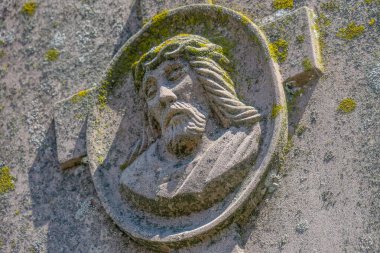 İsa 'nın mezarlıktaki taş resmi.