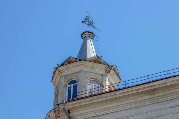 Starý Dům Větrnou Lopatkou Střeše — Stock fotografie