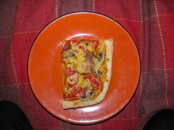 盘子里夹着奶酪的披萨片 — 图库照片