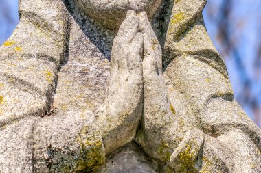 Tanrı 'ya dua ederken ellerim katlandı.