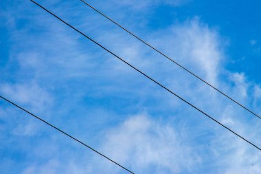 Mavi gökyüzü ve beyaz bulutlar ve elektrik hatları Ağustos 'ta