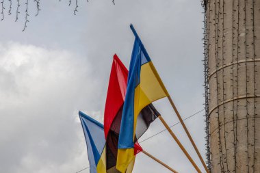 Ukrayna 'nın sarı ve mavi bayrağı ve Ukrayna isyancı ordusunun kırmızı ve siyah bayrağı