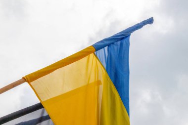 Tiyatronun duvarında Ukrayna 'nın sarı ve mavi bayrağı