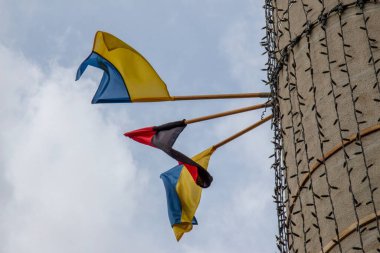 Ukrayna 'nın sarı ve mavi bayrağı ve Ukrayna isyancı ordusunun kırmızı ve siyah bayrağı