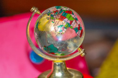Masanın üzerindeki camdan yapılmış oyuncak küre.