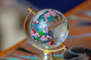 Masanın üzerindeki camdan yapılmış oyuncak küre.