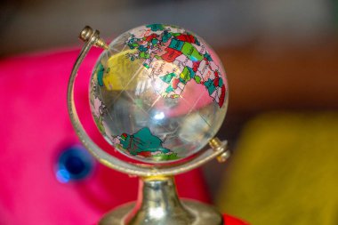 Masanın üzerindeki camdan yapılmış oyuncak küre.