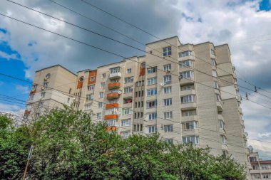 Yerleşim yerindeki tuğla ev