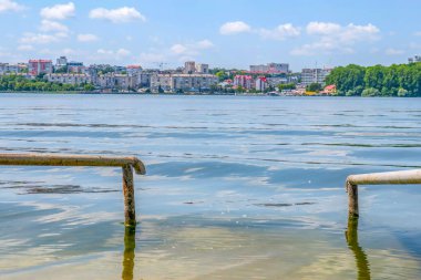 Denize açılan demir parmaklıklar.