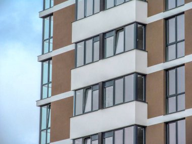 Yüksek katlı bir apartman ve pencerenin cephesi