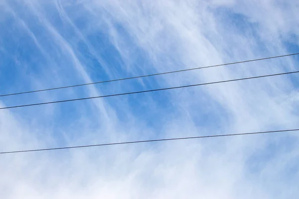八月的蓝天和电力线路 — 图库照片