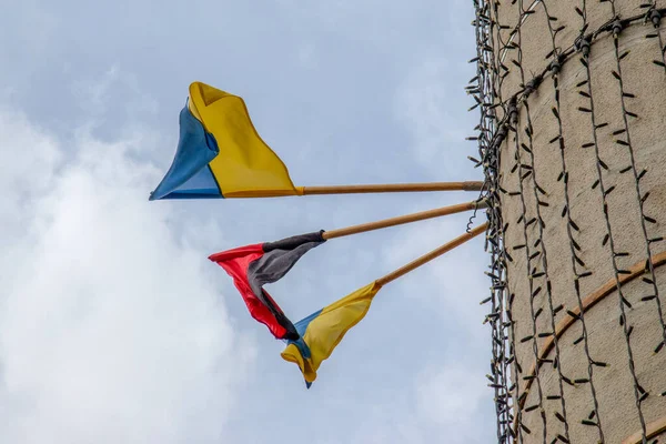 Ukrayna 'nın sarı ve mavi bayrağı ve Ukrayna isyancı ordusunun kırmızı ve siyah bayrağı