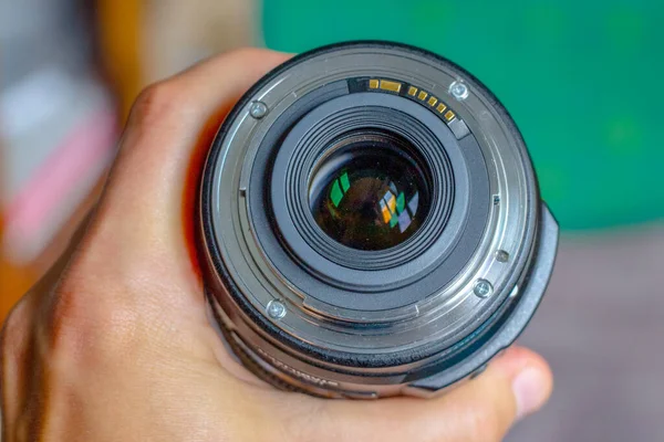 Lente Lente Para Câmera Mão Sobre Fundo Mesa — Fotografia de Stock