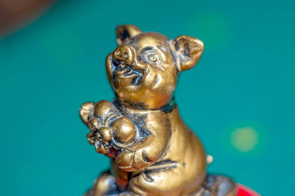 Uma Pequena Escultura Brinquedo Porco Com Coração Nas Patas — Fotografia de Stock