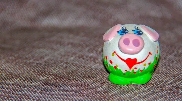 Маленькая Цветная Игрушечная Скульптурная Свинья — стоковое фото