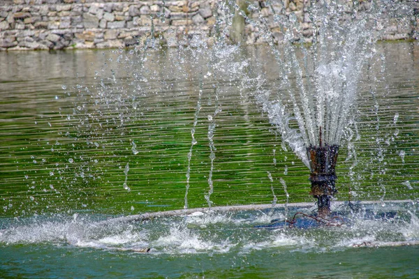 Jets Eau Dans Une Fontaine Ville Sur Lac Août — Photo