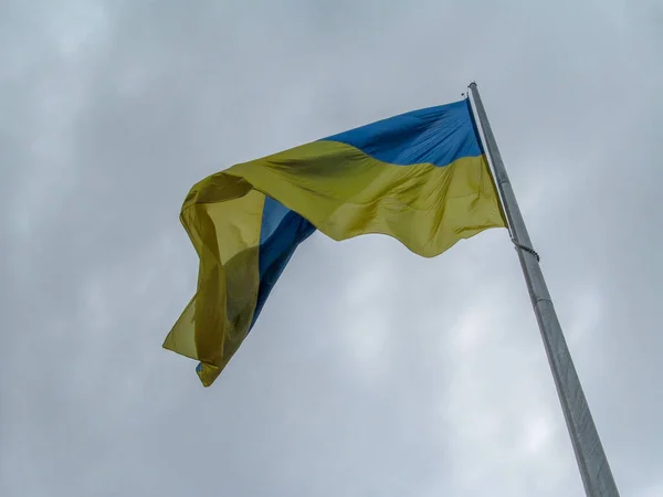 Žlutá Modrá Vlajka Ukrajiny Stožáru Parku Oblačného Počasí — Stock fotografie