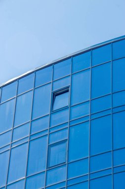 Cam cepheli bir ofis merkezi.