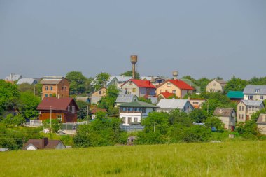 Orman ve tarlalara yakın kır evleri