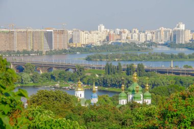Dinyeper Nehri 'nin sol kıyısındaki Kyiv' deki konut binaları.