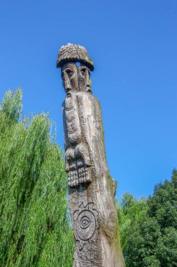 Parktaki oyuncak ahşap heykel.