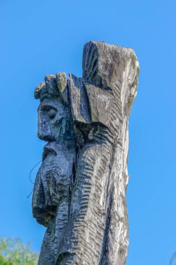 Parktaki oyuncak ahşap heykel.