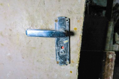 Terk edilmiş bir evde eski bir kapı kolu.