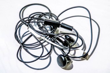 Akıllı telefon için kablo ve siyah kulaklık kablosu