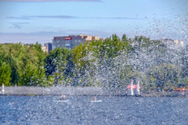 Ağustos 'ta şehir çeşmesinde su fışkırıyor.