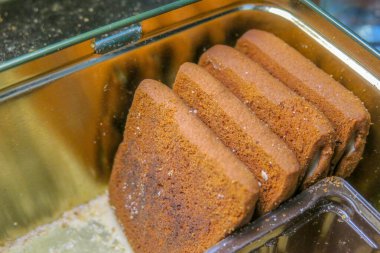 Mutfakta çay için nefis kurabiyeler bir kutuda.