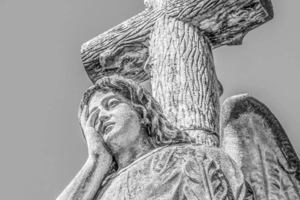 Kamenný Pomník Anděla Křížem Hřbitově — Stock fotografie