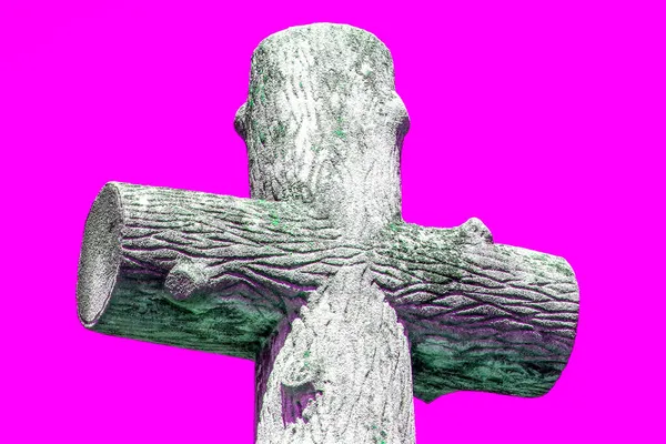 보라색 배경의 무덤에 기독교 십자가 — 스톡 사진