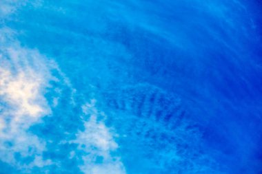 Güzel mavi gökyüzü ve gri bulutlar