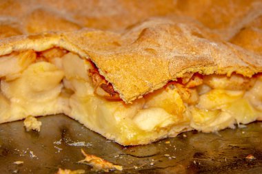 Tarçınlı ve şekerli elmalı turta.