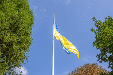 Gökyüzünün arka planında Ukrayna 'nın sarı ve mavi bayrağı