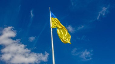 Ukrayna 'nın sarı ve mavi bayrağı gökyüzünün arka planında bayrak direğinde