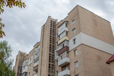 Şehirdeki çok katlı bir apartmanın ön cephesi. Ternopil, Ukrayna