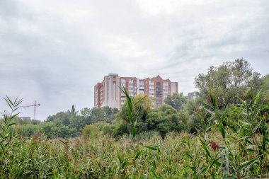 Şehirdeki çok katlı bir apartmanın ön cephesi. Ternopil, Ukrayna