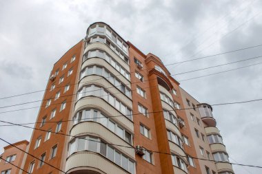 Şehirdeki çok katlı bir apartmanın ön cephesi. Ternopil, Ukrayna
