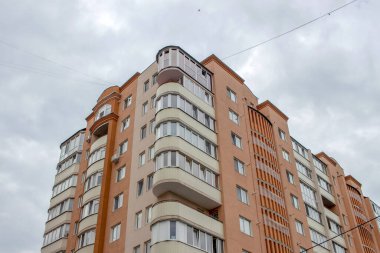 Şehirdeki çok katlı bir apartmanın ön cephesi. Ternopil, Ukrayna