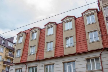 Şehirdeki çok katlı bir apartmanın ön cephesi. Ternopil, Ukrayna