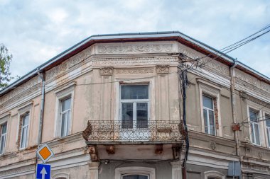 Ağustos 'ta eski bir evin cephesi