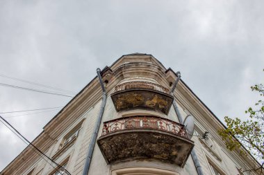 Ağustos 'ta eski bir evin cephesi